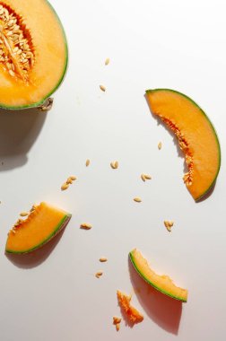 Kavundan yapılmış yaratıcı bir düzen. Düz yatıyordu. Yemek konsepti. Renkli arkaplanda kavun.