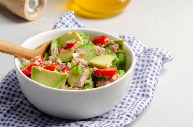 Gri arka planda salatalık ton balığı avokado salatası
