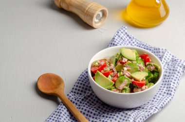 Gri arka planda salatalık ton balığı avokado salatası