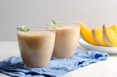 Beyaz üzerine nefis kavun püresi.