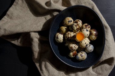 Taze bıldırcın yumurtası. Koyu renkte kırsal stil