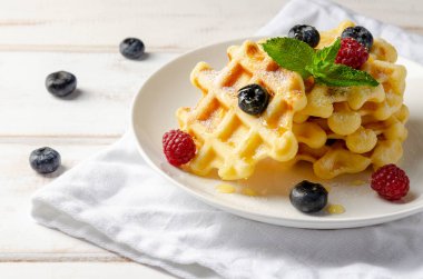 Kahvaltıda taze yaban mersinli waffle.