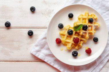Kahvaltı için taze yaban mersinli waffle.