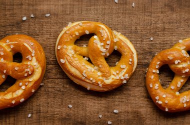 Ekim Festivali ev yapımı tuzlu krakerler ahşap üzerinde