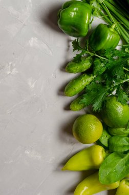 Gri arka planda çiftlik yeşili sebzeler. Üst Manzara. Metin için boşluk