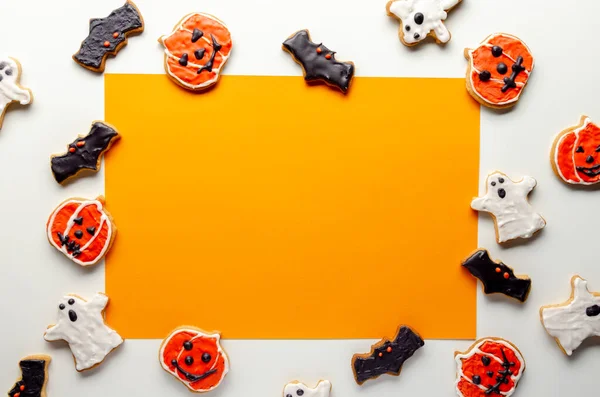 Halloween-Plätzchen auf orangefarbenem Hintergrund. Ansicht von oben. — Stockfoto