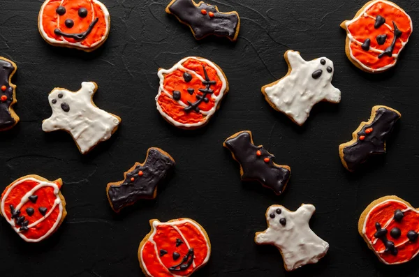Kekse für Halloween auf schwarzem Hintergrund von oben — Stockfoto