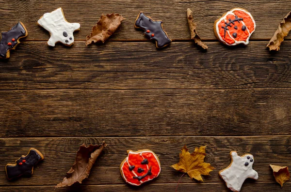 Kekse für Halloween auf hölzernem Hintergrund von oben — Stockfoto
