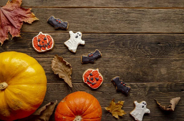 Lebkuchen Halloween Und Frischer Kürbis Auf Holzgrund — Stockfoto