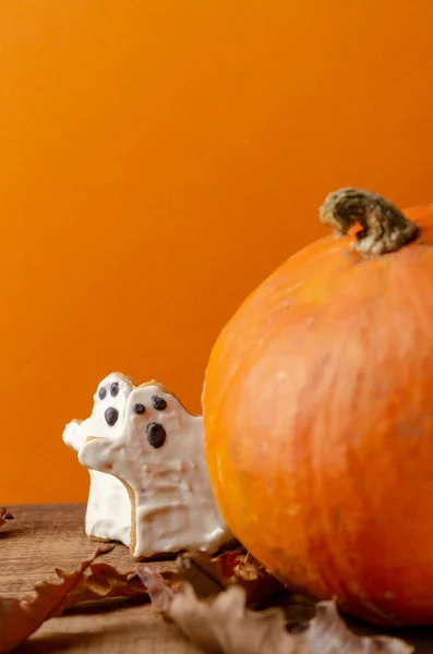 Hinter Dem Kürbis Lugen Keksgeister Hervor Halloween Konzept Weltraum — Stockfoto