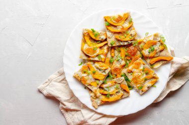 Kabaklı fındıklı doğranmış hamur tartı, Gorgonzola peyniri..