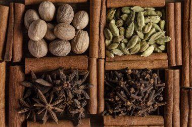 Baharat karışımı hindistan cevizi, tarçın, yıldız anason, karanfil