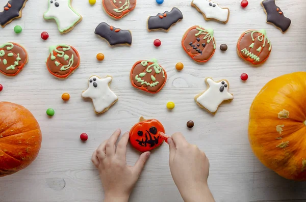 Kind Dekoriert Plätzchen Für Halloween Top — Stockfoto