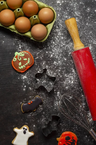 Herstellung Von Plätzchen Für Halloween Nudelholz Schneebesen Fertige Kekse Auf — Stockfoto