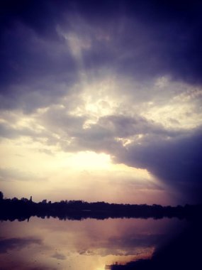 Ukrayna'da Akşam nehir manzarası