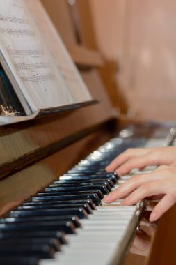 piyano çalmak, tuşlara ateş etmek