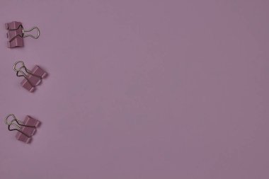 Metin için kopya alanı ile pembe arka plan üzerinde birkaç pembe ataş