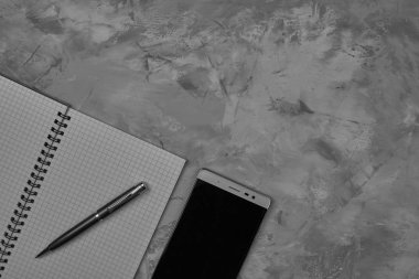 Not defteri, kalem ve cep telefonu mermer arka plan için, closeup
