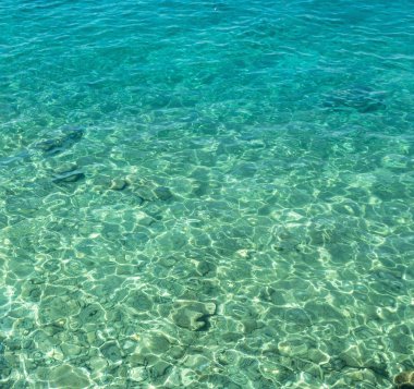 Güzel arka plan ve yaz zamanı kopya alan dekorasyon için berrak mavi deniz suyu parlak dalga üst görünümü Soyut görüntü. Dergi, web, afiş, kart için kullanılabilir