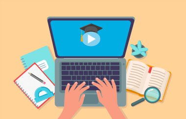 Çevrimiçi eğitim vektörü düz çizim. Laptop ve insan elleri, fotokopi kitapları, kitap, açıölçer, ev bitkisi, kalem, evde online öğrenim kavramı, çevrimiçi test, uzaklık öğrenimi.