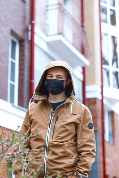 Stilvoller Junger Mann Mit Schwarzer Gesichtsmaske Auf Der Straße Der — Stockfoto