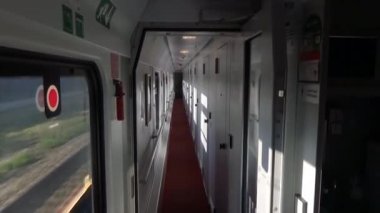 Hızlı Tren 102 Moskova Adler araba boyutu Ric Interier Koridor, sabah.