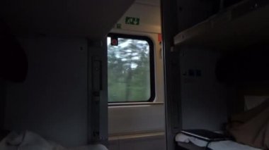 Hızlı Tren 102 Adler Moskova araba boyutu Ric Interier coupe, Voronej pencereden, bulutlu.