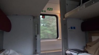 Hızlı Tren 102 Adler Moskova araba boyutu Ric Interier coupe, Voronej pencereden, bulutlu.