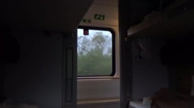 Hızlı Tren 102 Adler Moskova araba boyutu Ric Interier coupe, Voronej pencereden, bulutlu.