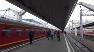 Marka tren Krasnaya strela Moskova - Sankt Petersburg, varış, Moskovsky tren istasyonunda ilahi