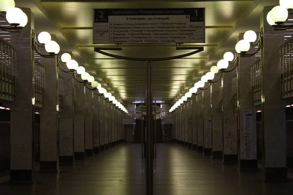 Moskova Metropolitain, Serpuchovsko Timiryazevskaya hattı, Bulvar Dmitriya Donskogo istasyonu, 2002 yılında açıldı.