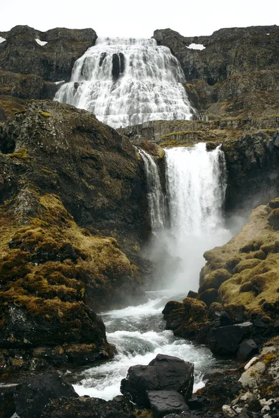 İzlanda 'nın batısındaki Dynjandi şelalesinde. İzlanda 'nın dağlardaki en büyük şelalesi. Etrafta kimse yok.. — Stok fotoğraf