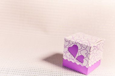 kalpleri ile hediye kutusu. Sevgi, mutluluk ver.