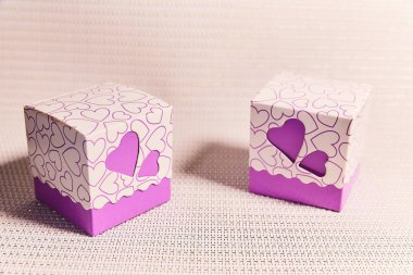 kalpleri ile hediye kutusu. Sevgi, mutluluk ver.