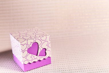 kalpleri ile hediye kutusu. Sevgi, mutluluk ver.