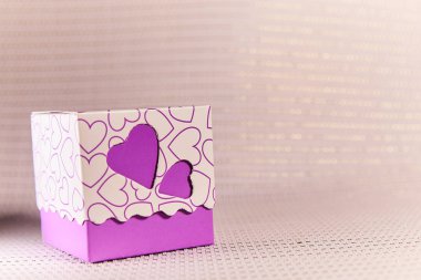 kalpleri ile hediye kutusu. Sevgi, mutluluk ver.