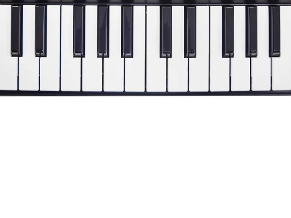  piyano klavyesi tuşları. siyah beyaz tuşlu müzik aleti.