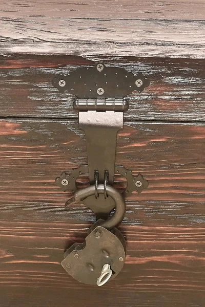 anahtar takılı kilitleyin. güvenilir güvenlik. Retro.