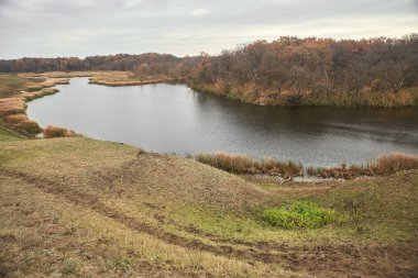 güzel sonbahar nehir manzara.