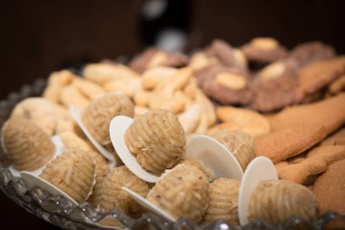 Tatil masasında lezzetli Noel davranır