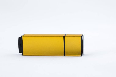 Beyaz arka plan üzerinde yatan altın bir pendrive