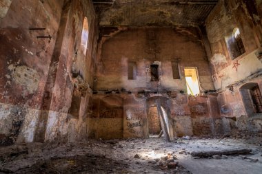 Ormanın ortasında duran terk edilmiş kilise, tamamen boş