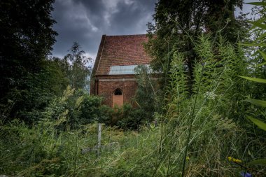 Ormanın ortasında duran terk edilmiş kilise, tamamen boş