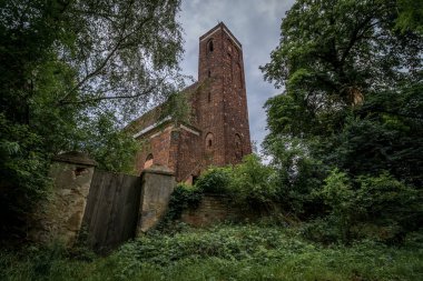 Ormanın ortasında duran terk edilmiş kilise, tamamen boş