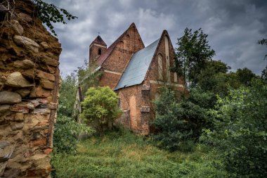 Ormanın ortasında duran terk edilmiş kilise, tamamen boş
