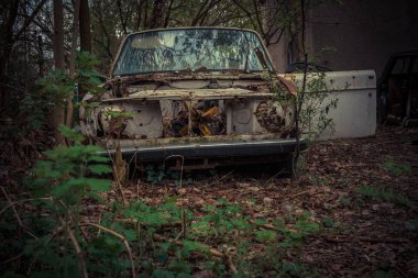 Terk edilmiş bir yerde tahrip edilmiş ve abanoded araba