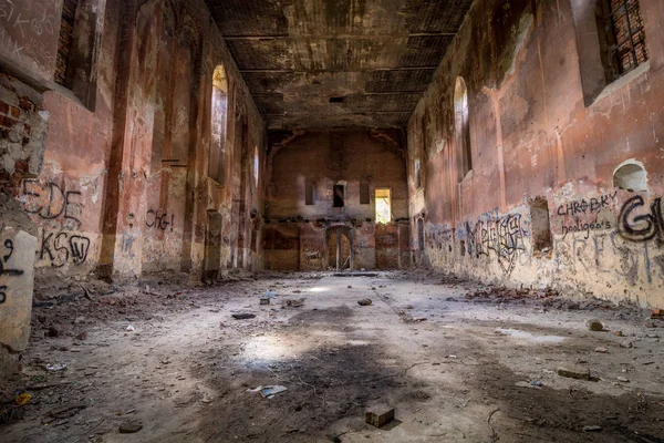 Chiesa Abbandonata Mezzo Alla Foresta Completamente Vuota — Foto Stock