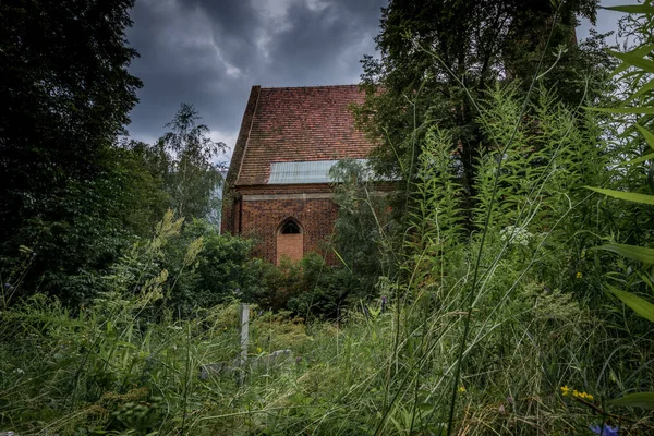 Ormanın ortasında duran terk edilmiş kilise, tamamen boş