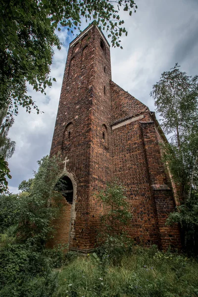 Eglise Abandonnée Debout Milieu Forêt Complètement Vide — Photo