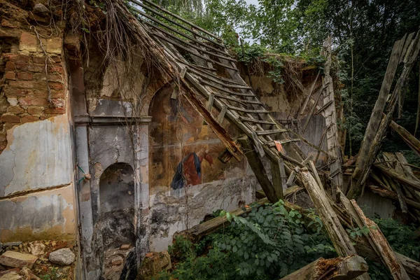 Ormanın Ortasında Duran Terk Edilmiş Kilise Tamamen Boş — Stok fotoğraf